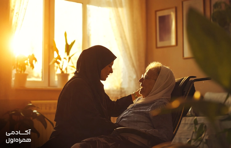 تصویر یک سالمند که پرستار از آن نگهداری می کند.