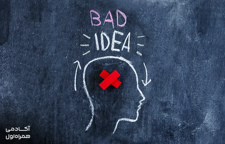 تصویر گچی روی تخته از یک صورت که داخل آن با علامت ضربدر، علامت bad idea نوشته شده است.