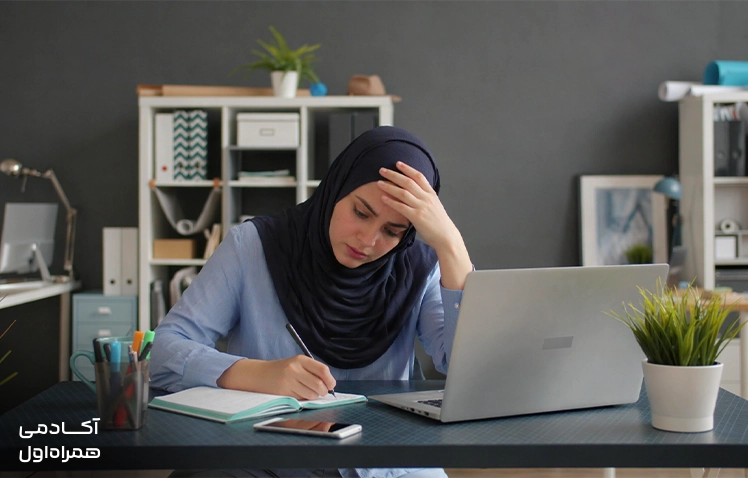 نوشتن افکار در دفتر برای مدیریت احساسات و کنترل