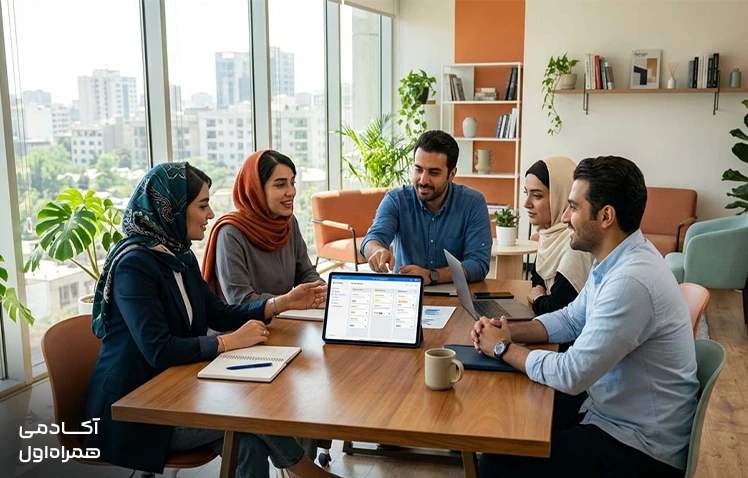 اعضای تیم پروژه در حال تبادل ایده و همکاری برای حل چالشهای مدیریتی